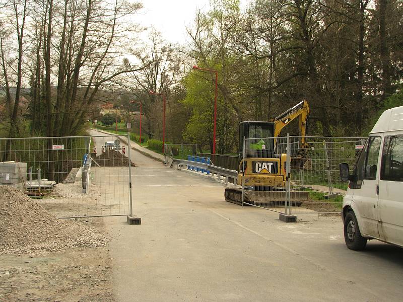 Oprava mostku u Červených Peček finišuje, ještě do neděle budou muset řidiči jezdit po objížďce přes Dobešovice.