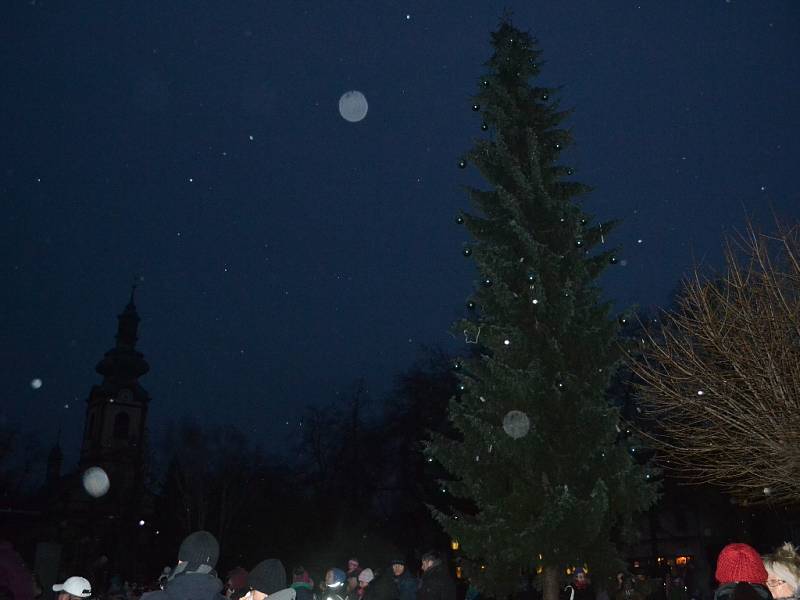 Černokostelečtí rozsvítili vánoční strom, užili si trhy i živý betlém