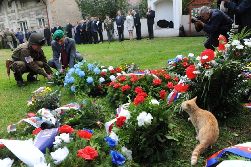 Již po dvanácté se v pondělí před budovou kolínské Obchodní akademie uskutečnil pietní akt k uctění dnes již sto jedenáctého výročí narození štábního kapitána a brigádního generála in memoriam Václava Morávka