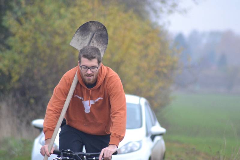 Na obnově dubové aleje se podílelo mnoho lidí z obce