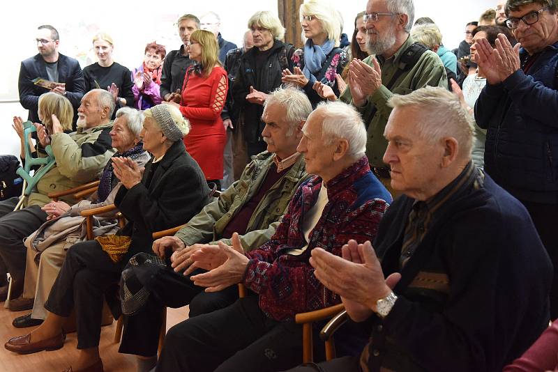 Z vernisáže výstavy výtvarníka Václava Linka 'Kreslený humor' v Galerii V Zahradě Základní umělecké školy Františka Kmocha v Kolíně.