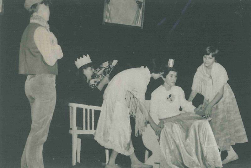 Dětský divadelní soubor obce Křečhoř na okresní přehlídce v roce 1983.