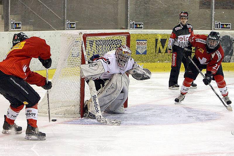 Turnaj Monthey 2010. ČR - Švýcarsko 3:8. Kateřina Bečevová čeká, co Švýcarky vymyslí.