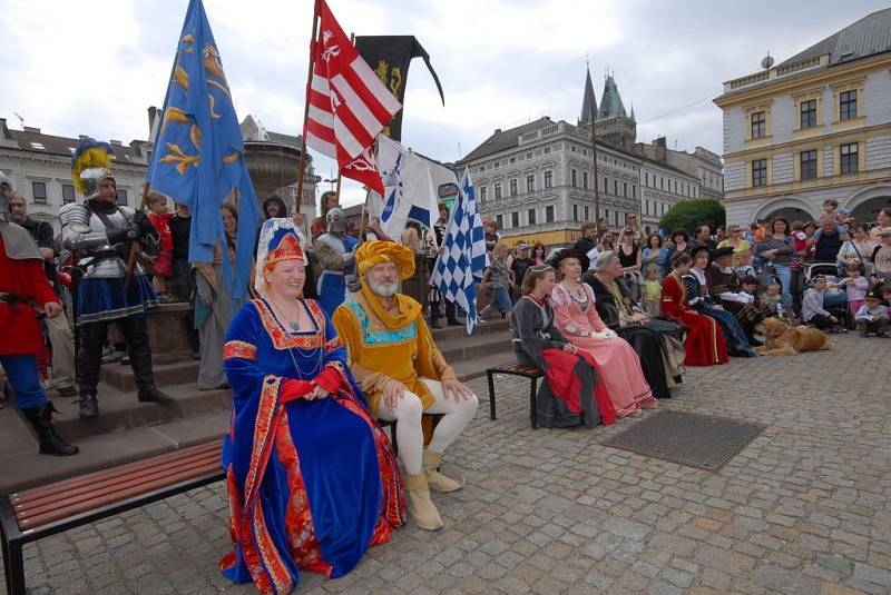 Průvod vyšel z jízdárny a na kolínském Karlově náměstí předvedli šermíři ukázku svého umění.