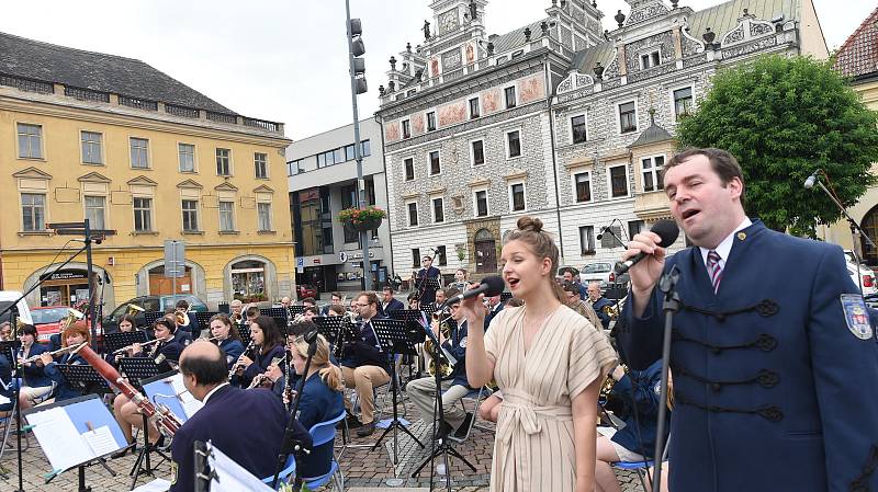 Z koncertu 'Pocta Františku Kmochovi' na Karlově náměstí v Kolíně.