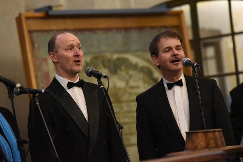Tentokrát se v kolínské synagoze sešli členové a přátelé kolínského Kruhu přátel hudby na koncertu špičkového vokálně – instrumentálního souboru Linha Singers.