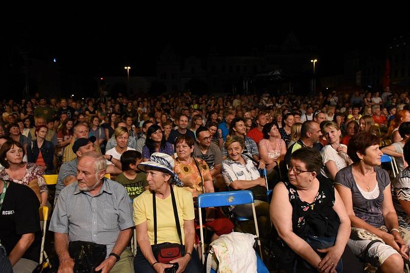 Spojené orchestry, Tomáš Klus, Hana Holišová a dechovkový metal nadchly první festivalový den davy fanoušků.