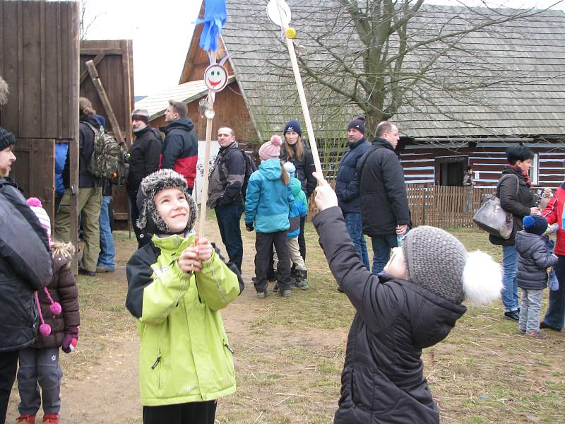 Národopisný pořad na téma lidového masopustu přilákal do skanzenu obrovské množství návštěvníků.