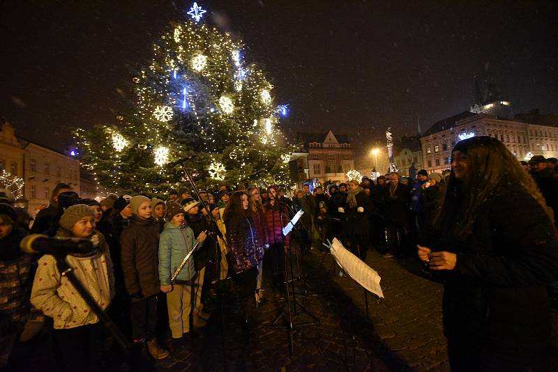 Na Karlově náměstí se navzdory sněžení rozzářila druhá adventní svíčka.