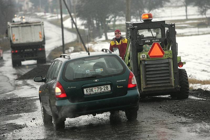 Situace na zásmucké objížďce po opravě silnice