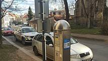 Na parkovacích automatech v Českém Brodě jsou samolepky s QR kódy, které umožňují hradit parkovné přes mobilní aplikaci.