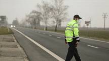 Kontrolní stanoviště policie u obce Rostoklaty na silnici I/12.