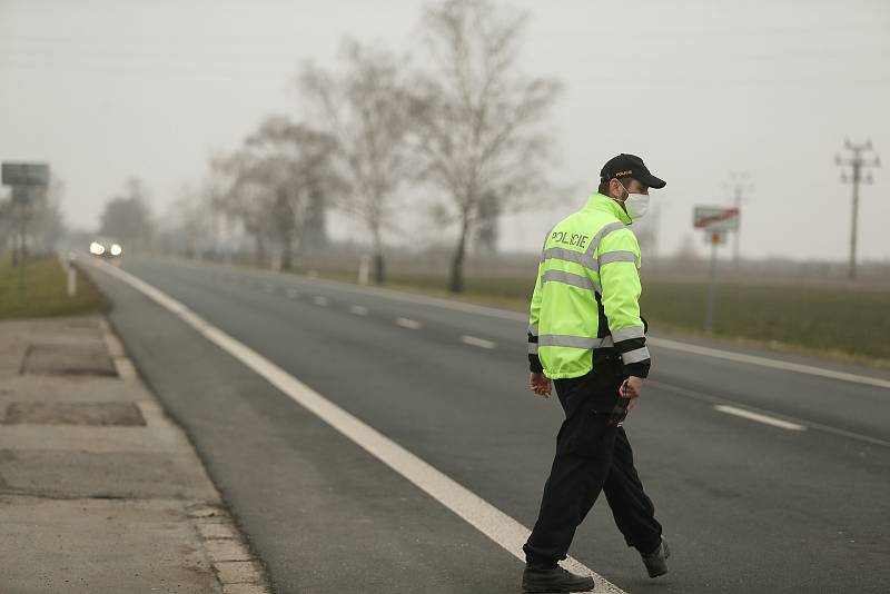 Kontrolní stanoviště policie u obce Rostoklaty na silnici I/12.