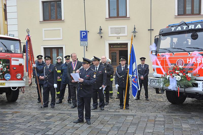 Hasiči ze Zásmuk získali novou cisternu.