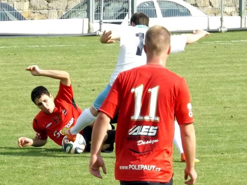 Z utkání Vykáň - Velim (1:1).