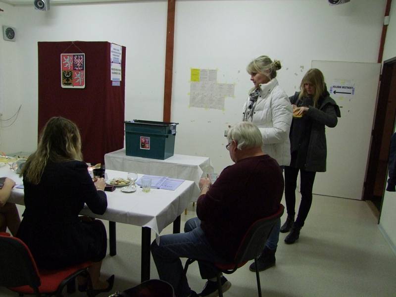 V Polepech přišlo jen za první hodinu a půl více než osm desítek voličů.