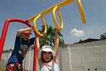 Mateřská škola Bezručova má k dispozici krásně upravenou zahradu plnou herních prvků pro děti