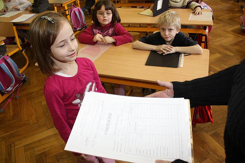 Prvňáčci přebírají vysvědčení na kolínské šesté základní škole