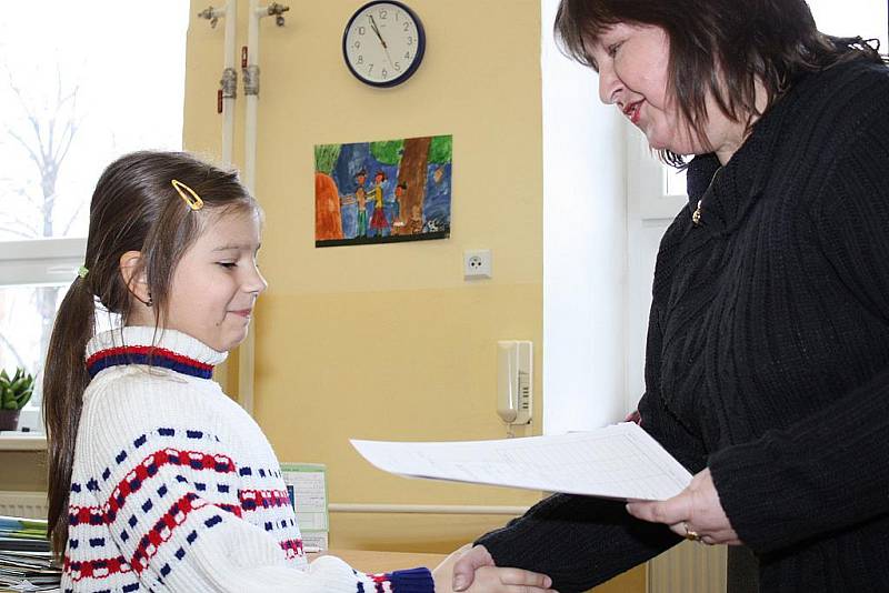 Prvňáčci přebírají vysvědčení na kolínské šesté základní škole