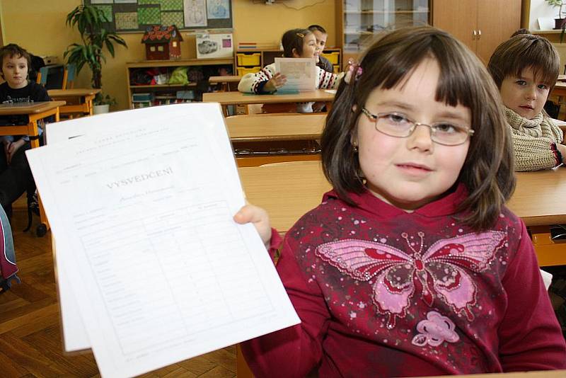 Prvňáčci přebírají vysvědčení na kolínské šesté základní škole