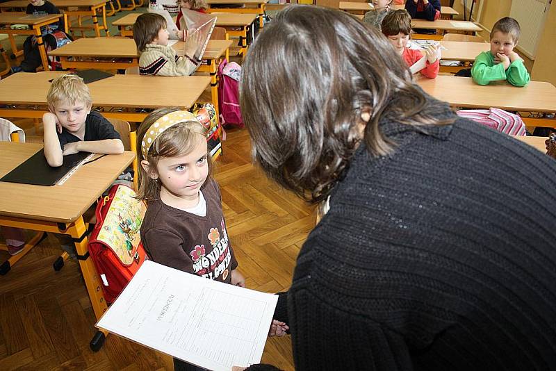 Prvňáčci přebírají vysvědčení na kolínské šesté základní škole