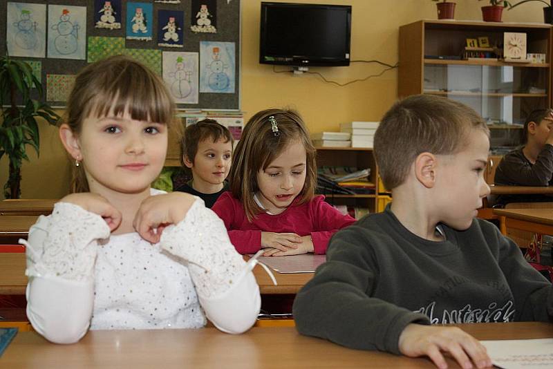 Prvňáčci přebírají vysvědčení na kolínské šesté základní škole