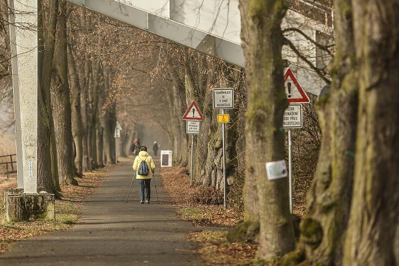 Pěkné počasí přálo ve středu 24. února sportu i procházkám. S redakčním objektivem jsme navštívili cyklostezku mezi Kolínem a Poděbrady.