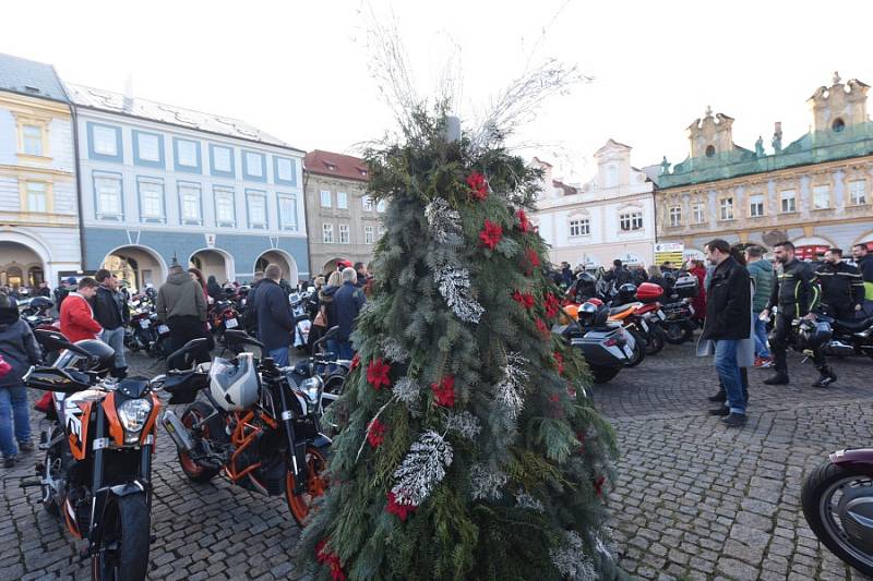 Již po osmnácté letos kolínští motorkáři říkající si Verbež kolínská uspořádali štědrovečerní vyjížďku s tradičním cílem u vánočního stromu na kolínském Karlově náměstí.