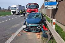 Dopravní nehoda osobního automobilu a cisterny na obchvatu Kolína u Šťáralky.