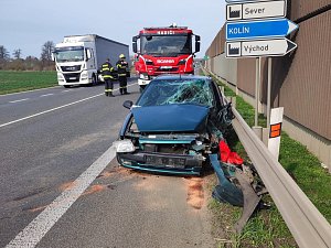 Dopravní nehoda osobního automobilu a cisterny na obchvatu Kolína u Šťáralky.