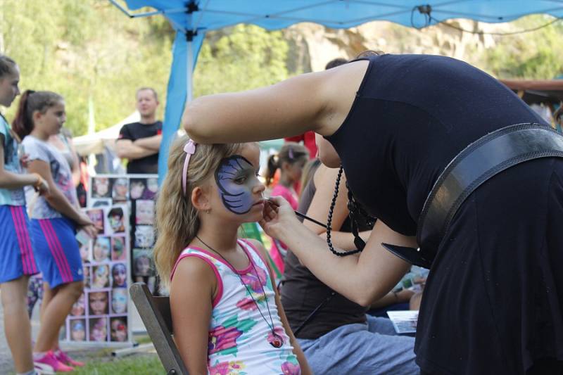 Souběžně s letním rodinným festivalem Kouřimská skála se v Kouřimi v sobotu odpoledne uskutečnil 18. ročník Putování s pohádkou. 