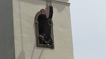 Žehnání novému zvonu a jeho osazování do kostela sv. Jakuba ve Stříbrné Skalici - Rovné