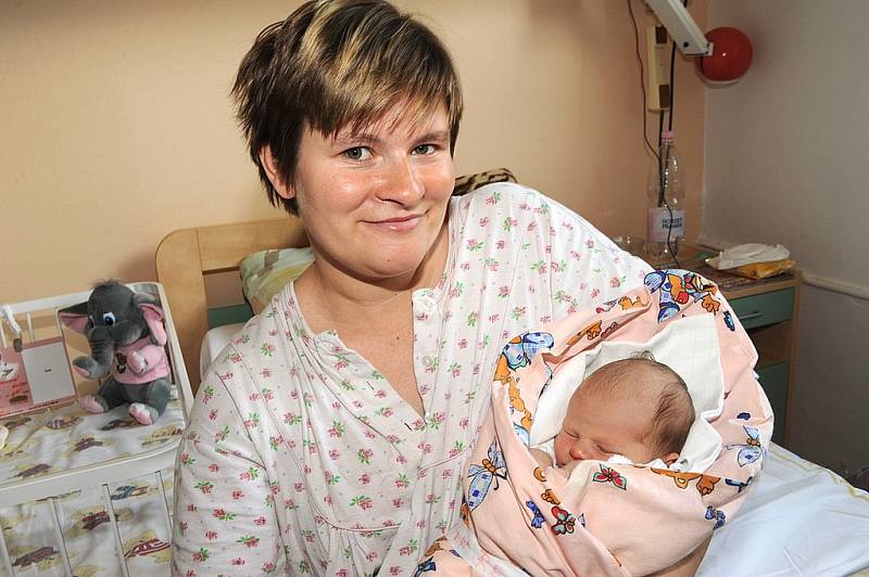 Do Kouřimi si prvorozenou dceru Elišku Rejhonovou, která se narodila 29. května s váhou 2 600 gramů a výškou 48 centimetrů, odvezli rodiče Zuzana a Marek.