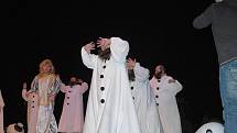 První, kdo pozval letos diváky do hlediště kolínského Městského divadla, byla místní pánská taneční skupina Rasputin