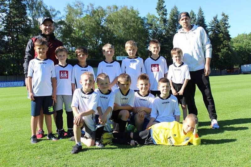 Přátelské utkání mladých fotbalistů a hokejistů Kolína.