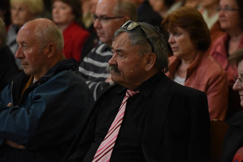 Tentokrát se v kolínské synagoze sešli členové a přátelé kolínského Kruhu přátel hudby na koncertu špičkového vokálně – instrumentálního souboru Linha Singers.