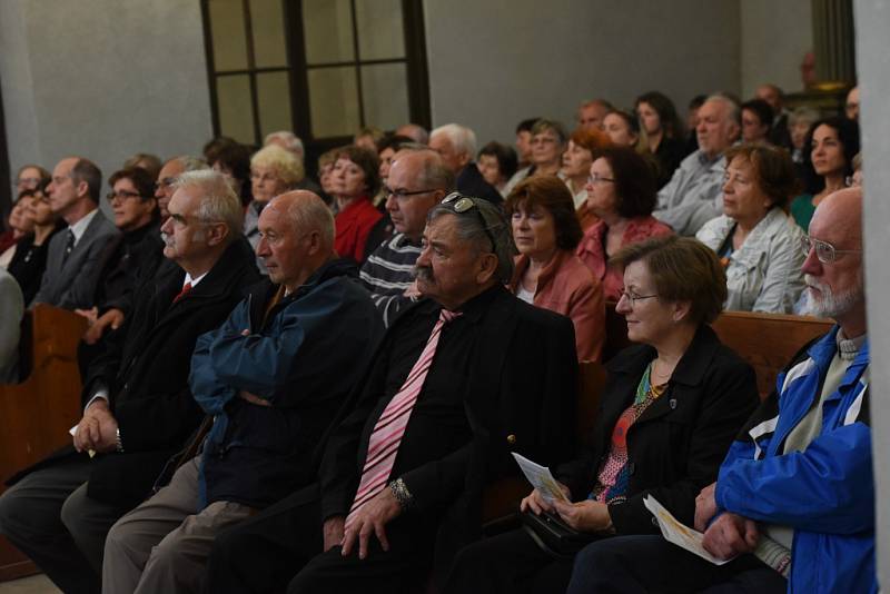 Tentokrát se v kolínské synagoze sešli členové a přátelé kolínského Kruhu přátel hudby na koncertu špičkového vokálně – instrumentálního souboru Linha Singers.