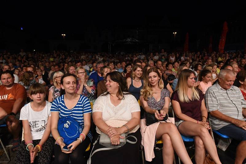 Spojené orchestry, Tomáš Klus, Hana Holišová a dechovkový metal nadchly první festivalový den davy fanoušků.