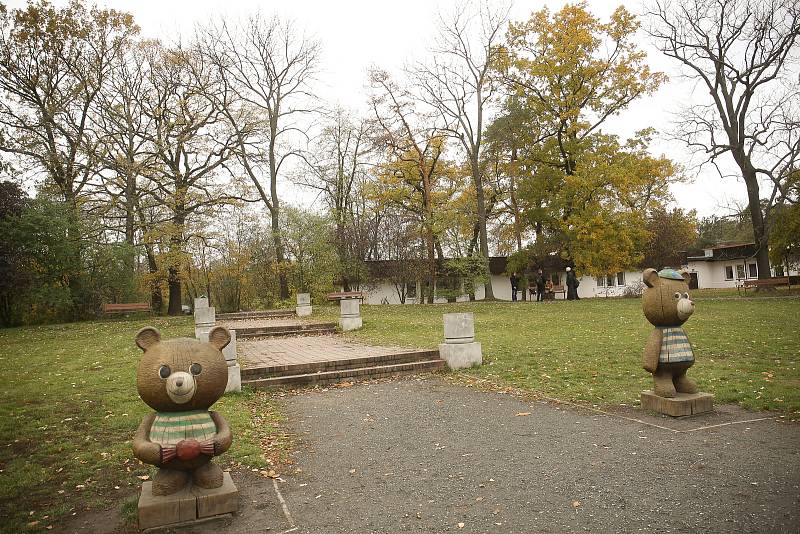 Vstup do lesoparku Borky v Kolíně.