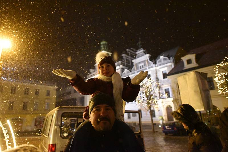 Na Karlově náměstí se navzdory sněžení rozzářila druhá adventní svíčka.