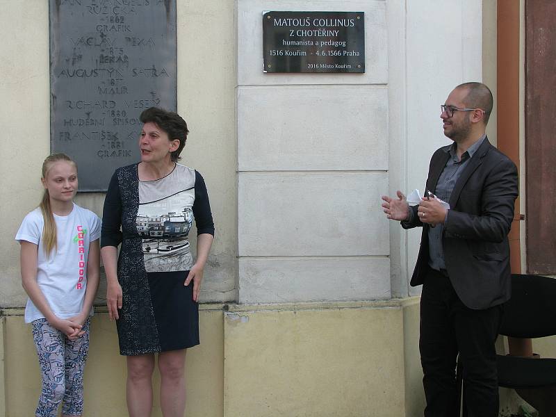 Starostka Zuzana Chmelová při odhalení pamětní desky kouřimského rodáka Matouše Collinea.