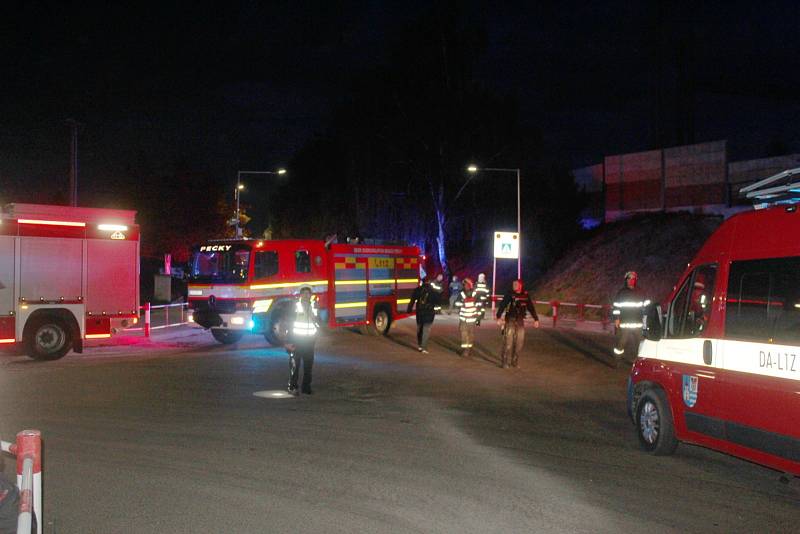 Situace u poříčanského nádraží poblíž viaduktu, kde vykolejil nákladní vlak se dvěma cisternovými vagóny