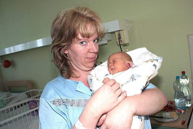 Jitka Kružíková se narodila 14. června 2010, kdy měřila 49 centimetrů a vážila 2830 gramů. S rodiči Věrou Málkovou a Miroslavem Kružíkem brzy pojede do Krakovan, kde na malou sestru čeká osmnáctiletá Lucie.