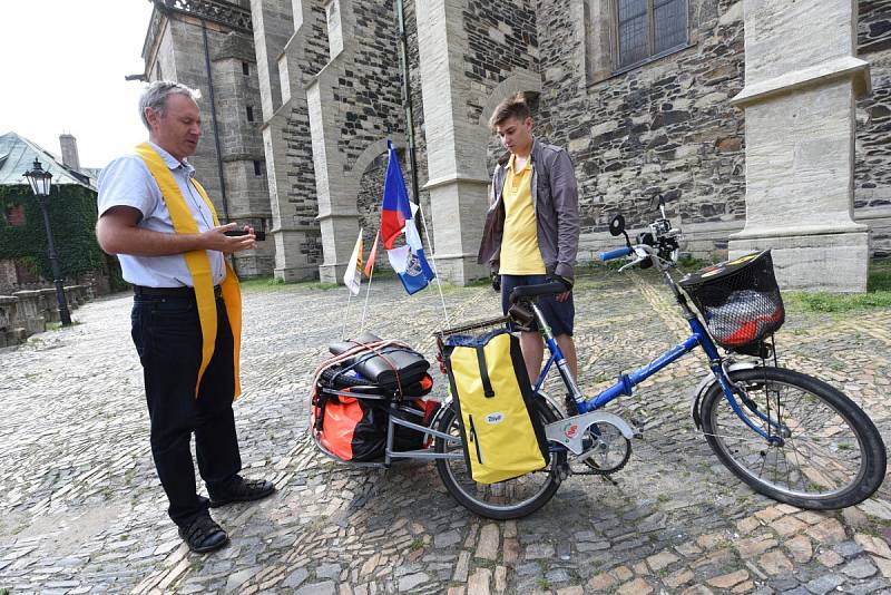 Cestu odvážného cyklisty požehnal farář a bývalý pedagog Jan Halama. 