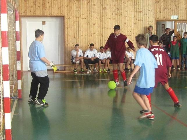 Skoro osm desítek malých fotbalistů přilákal do Českého Brodu turnaj v sálové kopané.