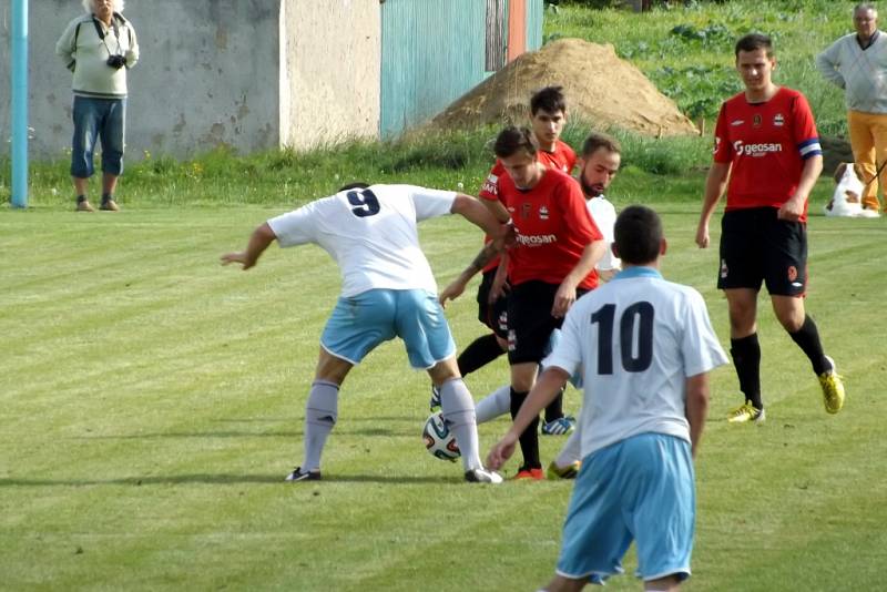 Z utkání Vykáň - Velim (1:1).