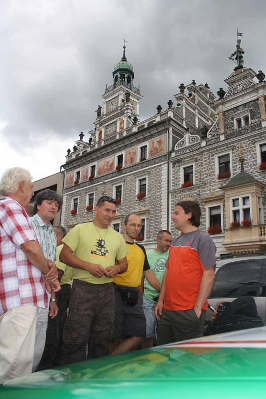 Kolínské posádky, jež vyrazily na Mongol Rallye, symbolicky odstartovaly z kolínského náměstí