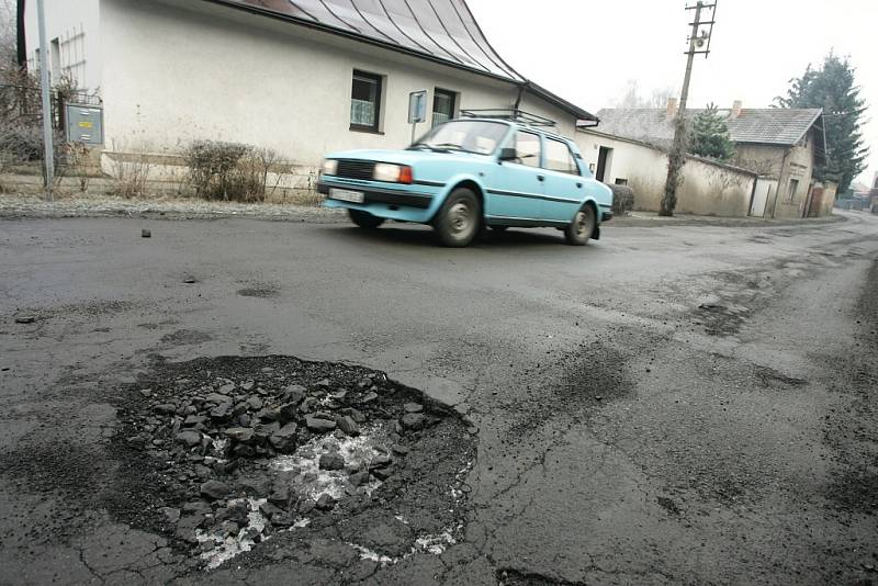 Objížďka ulicí Sladkovského v Zásmukách.