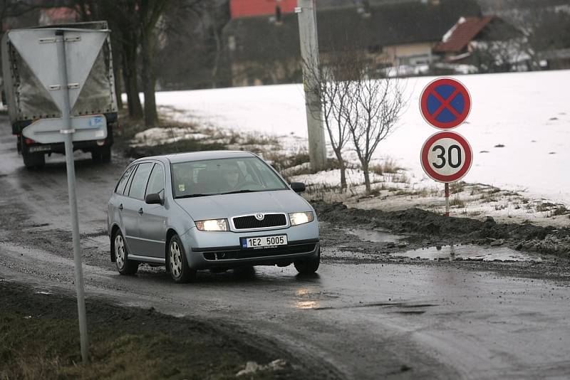 Objížďka ulicí Sladkovského v Zásmukách.