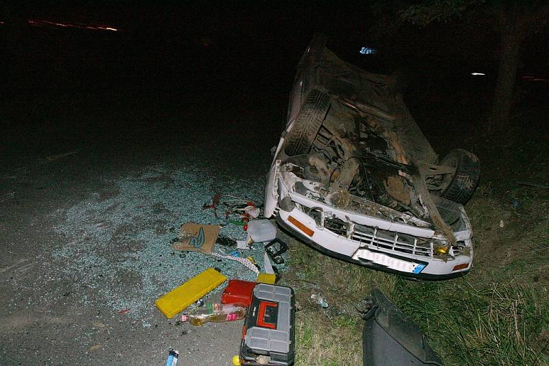 U Přišimas skončilo auto v silničním příkopě na střeše